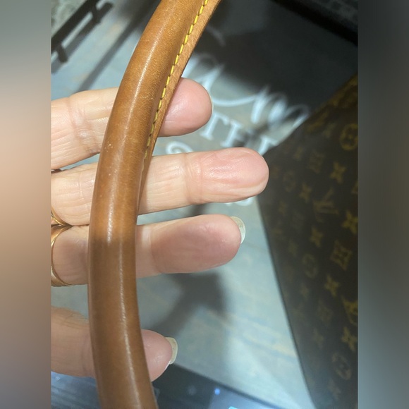 Louis Vuitton Looping GM Bag - Picture 8 of 12